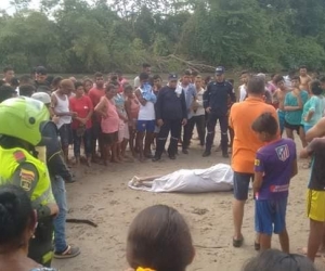 Momentos en que sacan el cadáver del agua.