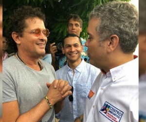 El presidente Iván Duque y Carlos Vives estrecharon manos en campaña.