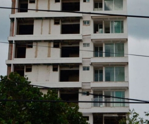 Según la denuncia, en el edificio trabajan de forma clandestina de noche y los fines de semana. 