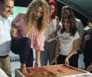 La cantante barranquillera estampó sus huellas durante la inauguración del colegio Nuevo Bosque.