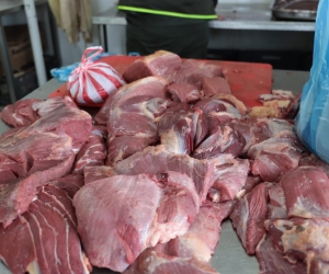 Las autoridades sanitarias recomiendan comprar la carne en sitios reconocidos. 