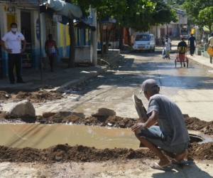 Según habitantes de San Fernando, las alcantarillas de la zona se rebosan constantemente.