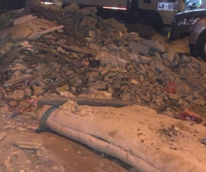 Habitantes de El Pando se quejan por arrojo de escombros en calles del barrio.