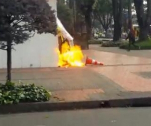 Bomba incendiaria lesionó a policía en Bogotá.