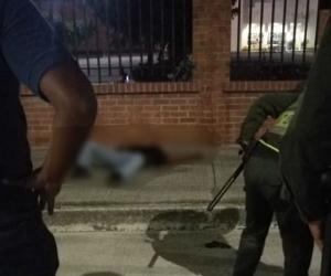 El hombre quedó tendido en la acera peatonal, en las afueras del Buenavista.