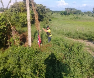 La bandera que había sido dejada en el lugar fue retirada por miembros de la PONAL.