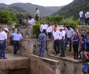 El alcalde Rafael Martínez visitó la represa Los Fundadores, en compañía de funcionarios del Distrito.