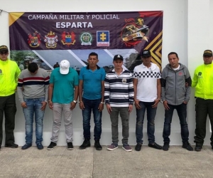  Parte de los 25 capturados en el operativo por la Policía Antinarcóticos. 