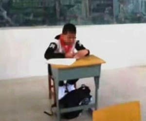 Zhou Xiaozhou, de 13 años, fue aislado de sus compañeros, por decisión de su profesor.