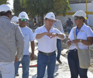 Alcalde Martínez durante la inspección de la obra.