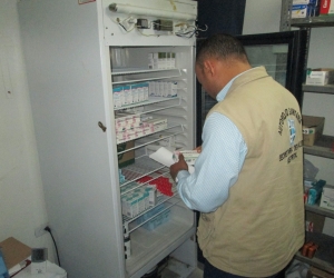 Ausencia de un regente de farmacia que lleve el control de los medicamentos suministrados a esta población, por lo que encontraron medicamentos vencidos que fueron desnaturalizados. 