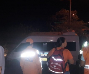 Una buseta que se salió de la vía atropelló a cuatro personas y una murió.