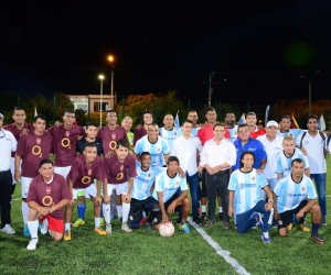 La cancha del Parque de Curinca se inauguró con un partido de fútbol.