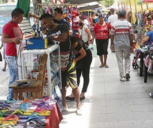 Algunos vendedores informales que invaden los andenes de la carrera quinta serán reubicados temporalmente.