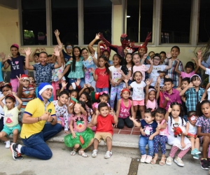 Los pequeño comparten con sus padres el sentimiento navideño. 