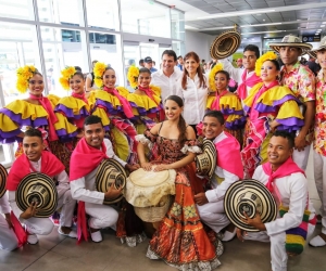 Con cultura tradicional de la región recibieron a los pasajeros de un vuelo histórico. 