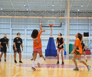 Voleibol en las Olimpiadas Interbarrios.