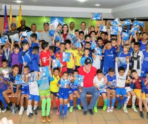 Ramón Jesurún llevó alegría a los niños y jóvenes del proyecto Fútbol por la Paz.
