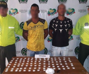 Los capturados y las 100 dosis de cocaina. 