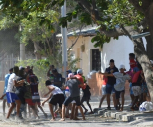 Una batalla campal terminó la guerra de bolsas con agua.