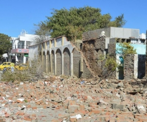 Pared del cementerio San Miguel que cayó este martes, sobre la calle 22-