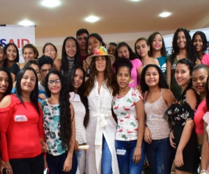 La conductora compartió sus experiencias con los jóvenes del barrio Ciudad Equidad.