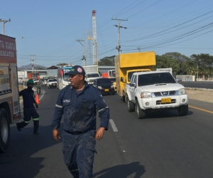 En la vía se generó un trancón. 