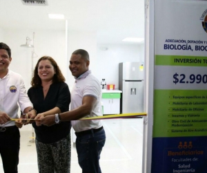 Rector Pablo  Vera, entregando los nuevos laboratorios.