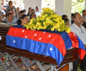 Féretro de Félix Vega, en la capilla de Jardines de Paz.