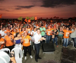 Carlos Caicedo, durante el cierre de campaña en la playa de Los Cocos.