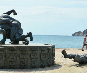 Escultura Tayrona se fue al suelo en el camellón de la Bahía, debido a los fuertes vientos.