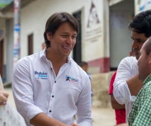 Rubén Jiménez, candidato a la Cámara, en su recorrido por los municipios.