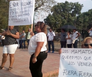 Con pancartas y arenca, piden que los venezolanos señalados como responsables paguen por lo que hicieron.