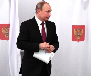  El Presidente ruso Vladimir Puti, ejerciendo el derecho al voto. 