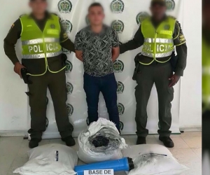 El capturado es un hombre, de 22 años de edad, quien, junto con los 100 kilogramos de base de coca, fue dejado a disposición de la Fiscalía.