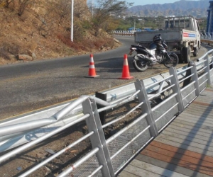 Una parte del sendero quedó averiada por un accidente automovilístico.