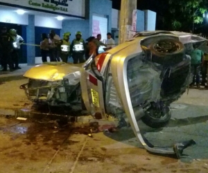 El carro donde iban los cinco jóvenes se partió en dos debido al fuerte choque.
