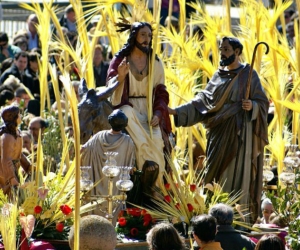 Miles de laicos celebran la llegada de Jesucristo con Palmas de cera.