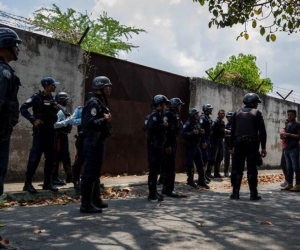 Policía tiene custodiada la entrada de la cárcel.