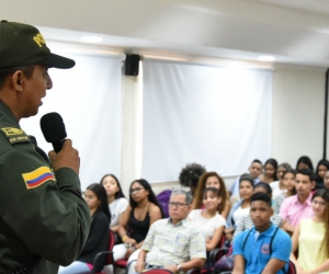 La conferencia organizada por el álma máter contó con masiva asistencia de los docentes y estudiantes de algunas Instituciones Educativas Distritales como el Hugo J. Bermúdez y el Francisco de Paula Santander.