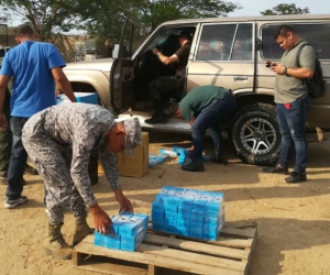 Los artículos de contrabando estaban almacenados en dos vehículos tipo camioneta.