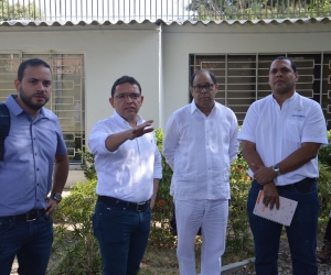 Momento en que Rafael Martínez presenta a Jairo Romo (a su derecha), nuevo gerente de la E.S.E., a los empleados del área administrativa.