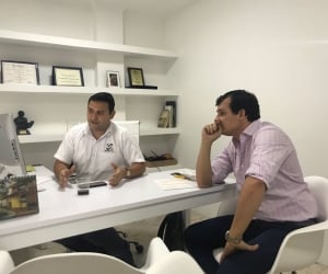 El presidente de Asbama, José Francisco Zúñiga (der.) en conversación con el director de este diario digital, Polo Díaz Granados.