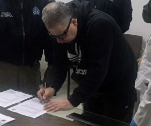  Exjefe paramilitar Daniel Rendón Herrera firmado documentos durante su extradición.