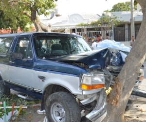 La camioneta chocó contra un árbol. 