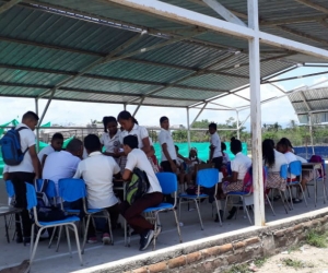 Estudiantes de Tucurinca tienen que recibir clases en la cancha múltiple, luego que sus aulas perdieran el techo debido al vendaval del fin de semana.