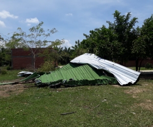 Techo de las aulas de clase que salió volando por las fuertes brisas.