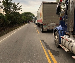 Imagen del trancón que se presentó desde la tarde en la vía Ariguaní-Ciénaga.