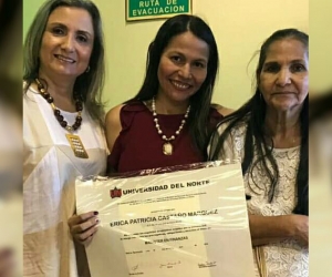 Érica, junto a la señora que le colaboró y a su mamá recibiendo su diploma de magister.