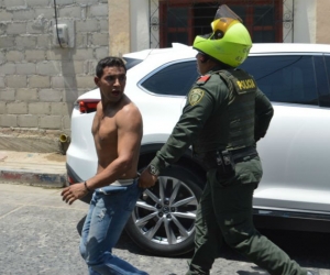 La Policía llegó al lugar y se llevó detenido al atracador.